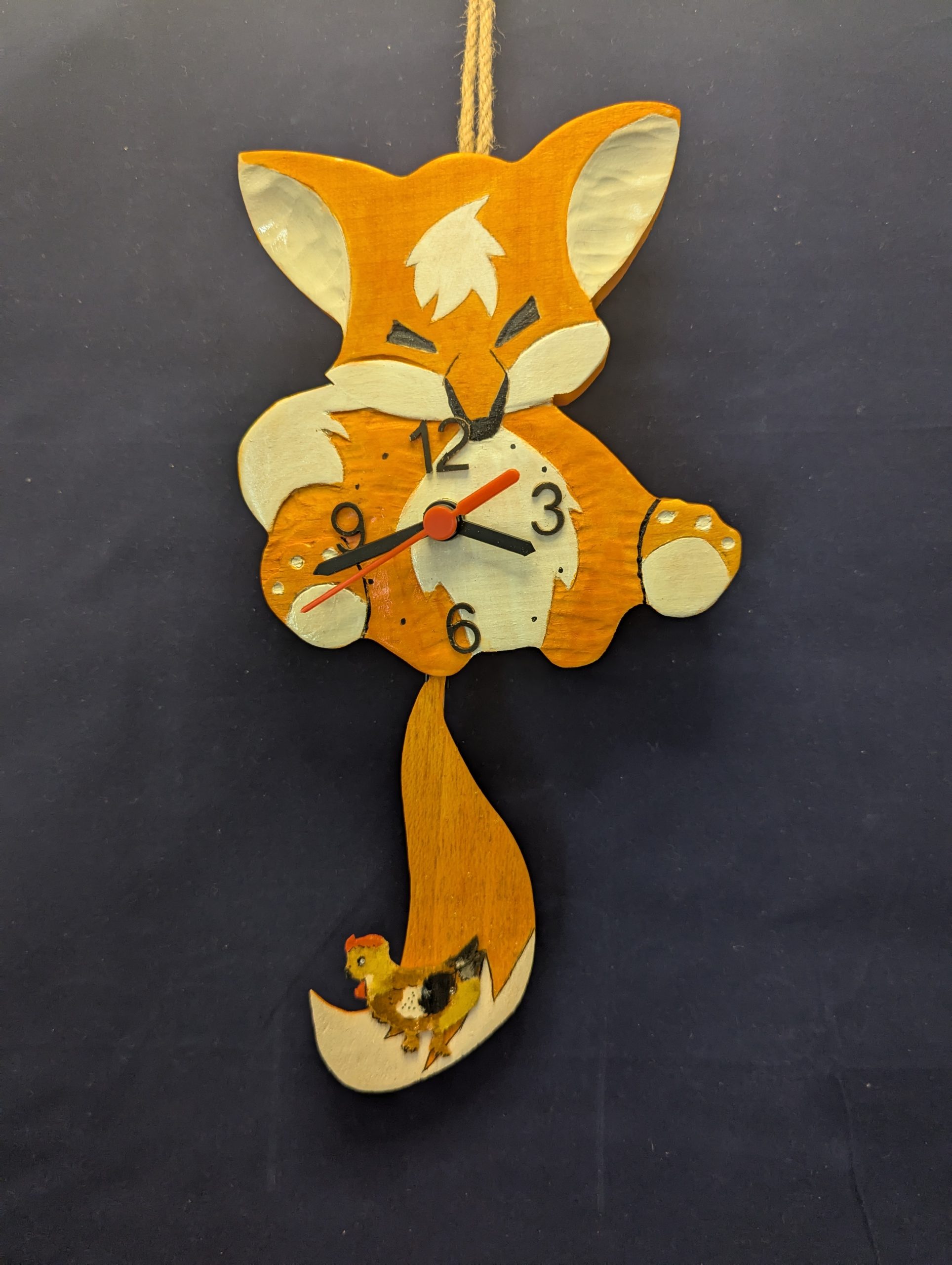 Horloge à balancier en bois sculpté – Renard et poule en tilleul – Image 4