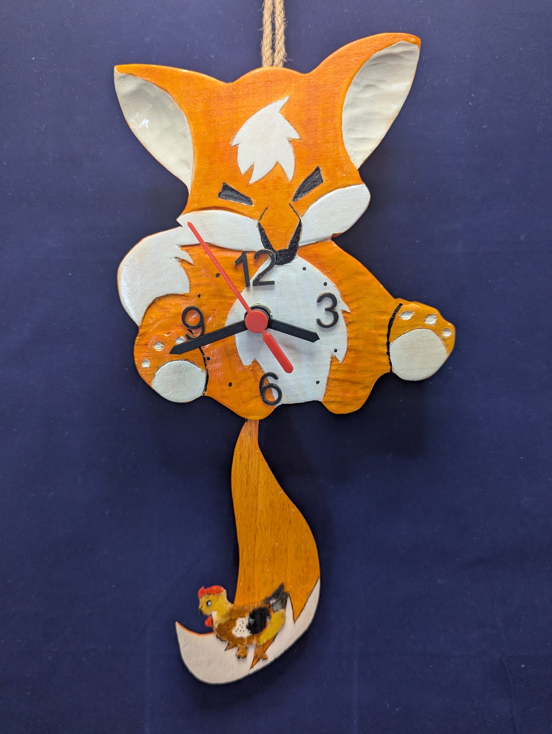 Horloge à balancier en bois sculpté – Renard et poule en tilleul – Image 3