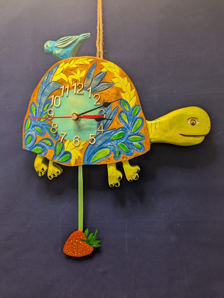 Horloge à balancier en bois sculpté – Tortue et oiseau, balancier fraise