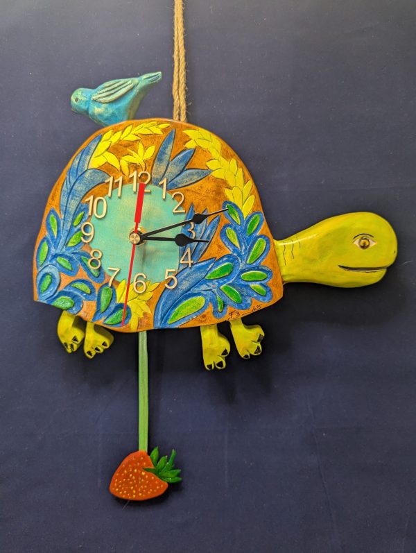 Horloge à balancier en bois sculpté – Tortue et oiseau, balancier fraise