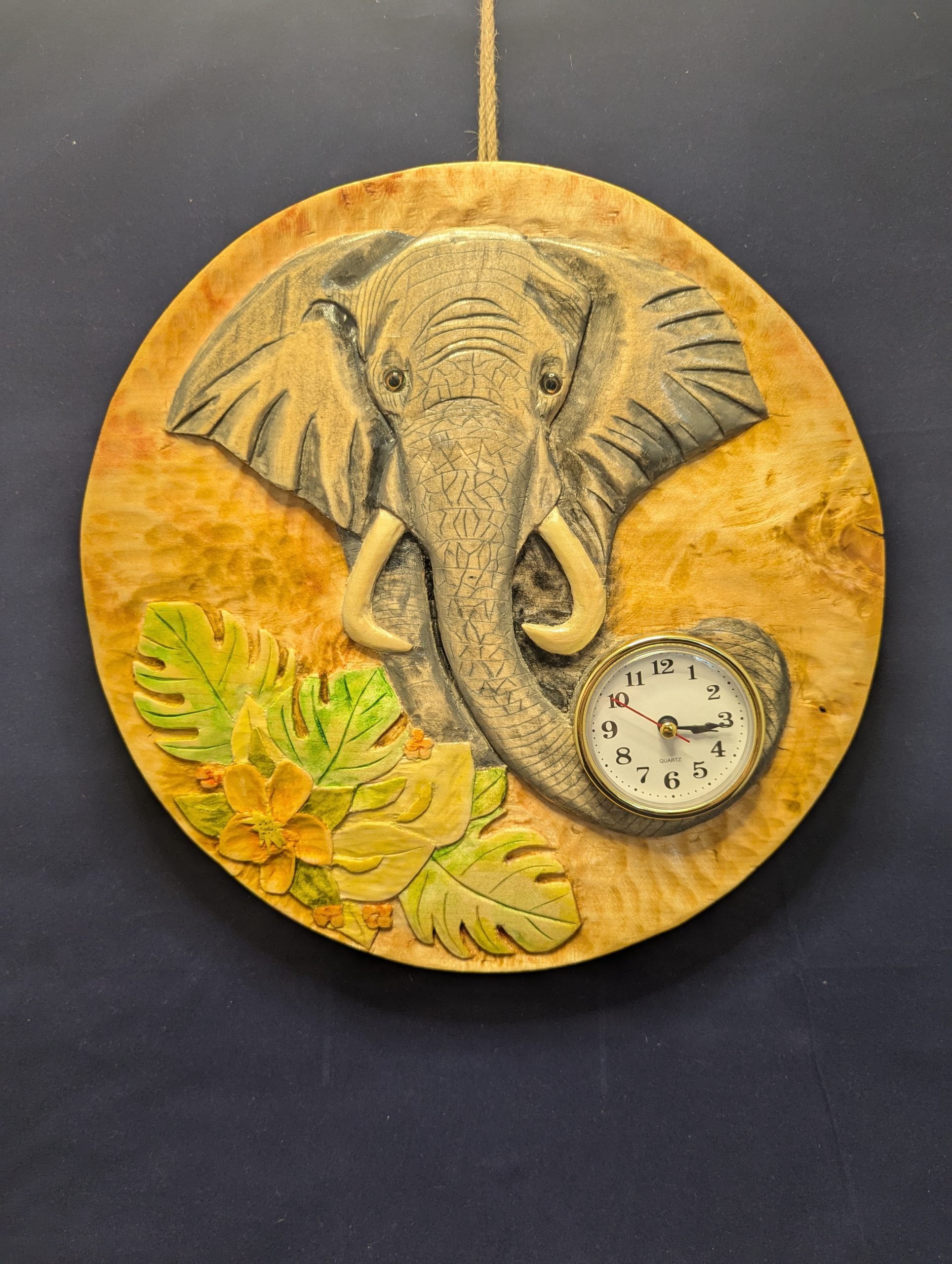 Horloge murale sculptée en bois – Élégance d'un éléphant en tilleul – Image 4