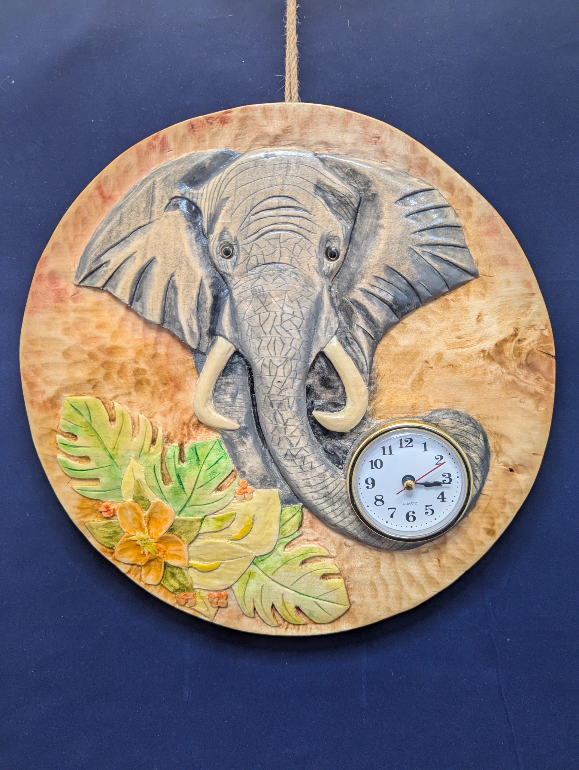 Horloge murale sculptée en bois – Élégance d'un éléphant en tilleul – Image 2