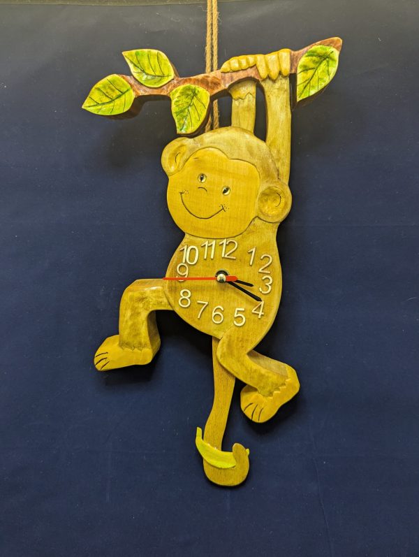Horloge à balancier en bois sculpté – Singe suspendu et sa banane