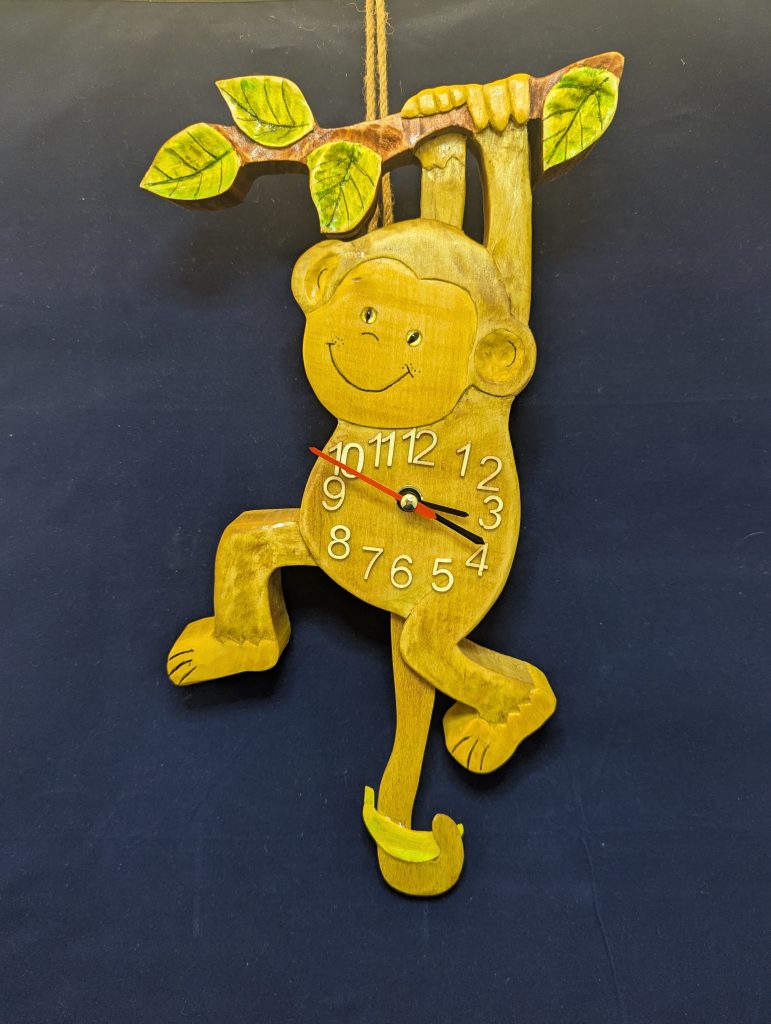Horloge à balancier en bois sculpté – Singe suspendu et sa banane