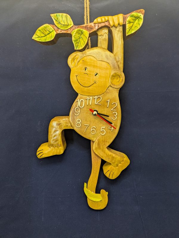 Horloge à balancier en bois sculpté – Singe suspendu et sa banane