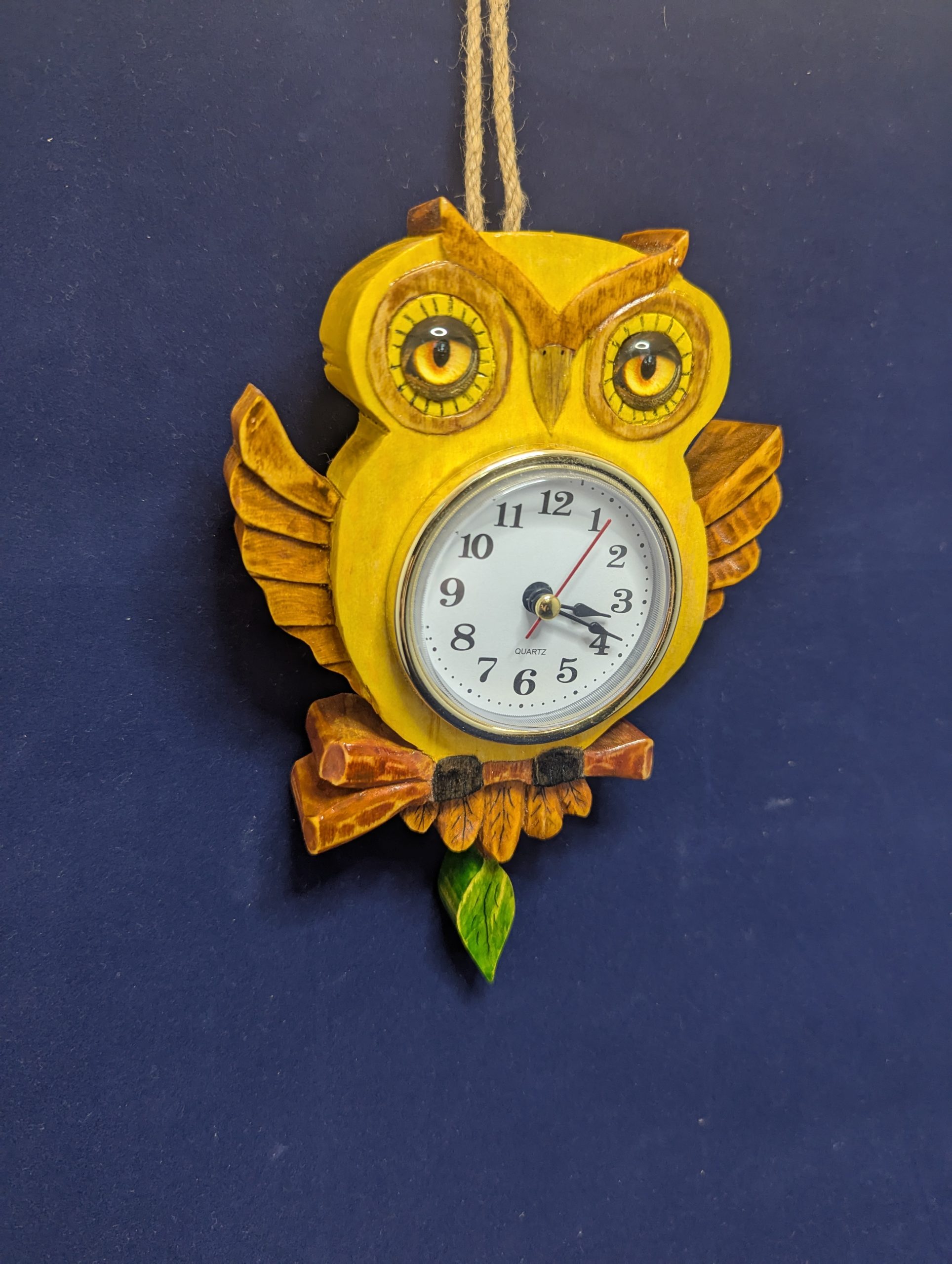Horloge en bois sculptée à la main – Chouette en tilleul – Image 3